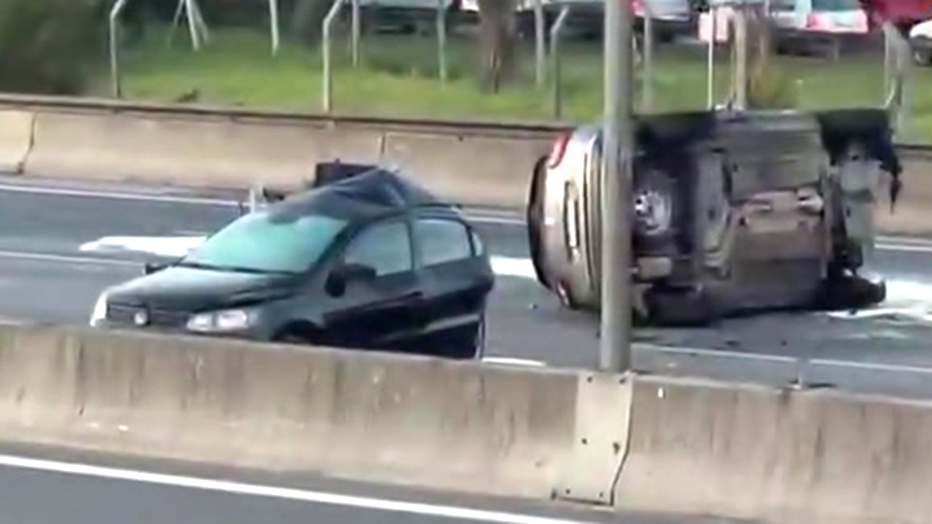 Los dos autos involucrados en el accidente