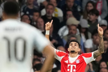 Luis Díaz festeja tras anotar el primer gol del Bayern Múnich en la victoria 2-1 ante el Real Madrid por los cuartos de final de la UEFA Champions League (AP Foto/José Bretón)