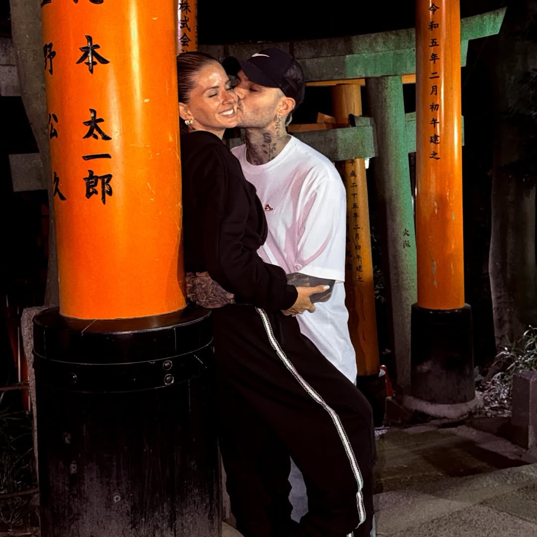 Mauro Icardi apareció en un templo tradicional de Japón en una imagen de contemplación ante un altar rodeado de barriles de sake