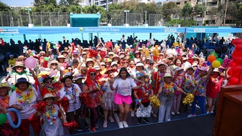 Un grupo numeroso de adultos