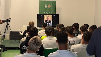 El video del primer mensaje de Messi al plantel del Cornellà, el club que compró en España: la reacción de los jugadores