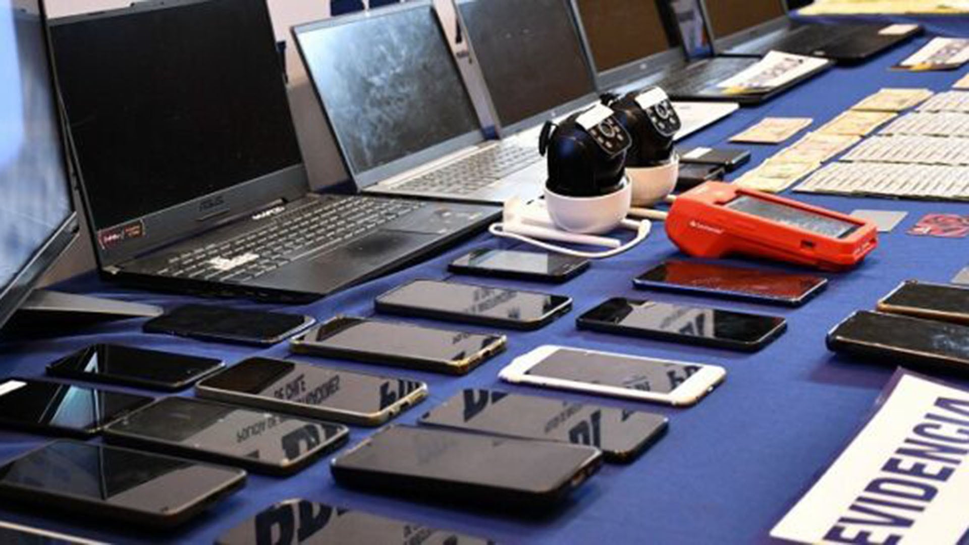 Evidencia clave como laptops, teléfonos celulares, cámaras de seguridad y dispositivos de pago incautados tras la desarticulación en Chile de una banda de tráfico sexual de mujeres paraguayas.