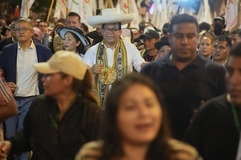 El candidato presidencial Roberto Sánchez, del partido Juntos por el Perú, en el centro, camina con sus simpatizantes durante una protesta contra la candidata presidencial Keiko Fujimori, del partido Fuerza Popular, en Lima, Perú, el viernes 19 de junio de 2026. (Foto AP/Miguel Paredes)