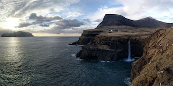 La cascada Múlafossur, que cae directamente al Atlántico, transforma a Gasadalur en una de las postales turísticas más icónicas de las Islas Feroe (Wikimedia Commons)