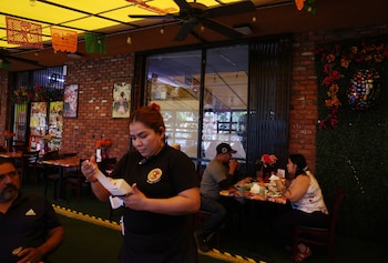 El peso económico de la comunidad hispana abre espacio para más empleo, crédito, pequeños negocios y liderazgo en salud, tecnología y servicios financieros (REUTERS/Pilar Olivares)