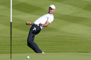 Novak Djokovic tras un putt