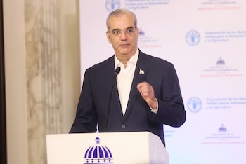 El presidente Luis Abinader durante su intervención en la rueda de prensa en el Palacio Nacional, donde se anunció el reconocimiento de la FAO a la República Dominicana por alcanzar la meta de Hambre Cero (Cortesía: Presidencia RD).