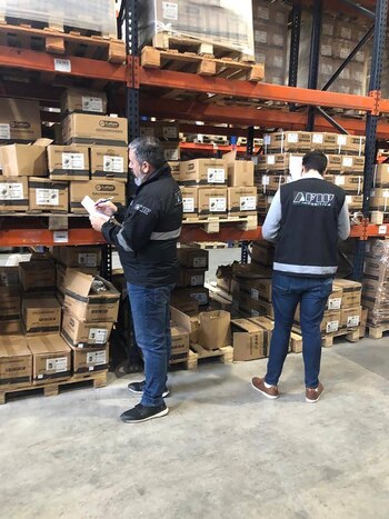 Agentes de Aduana hacen la