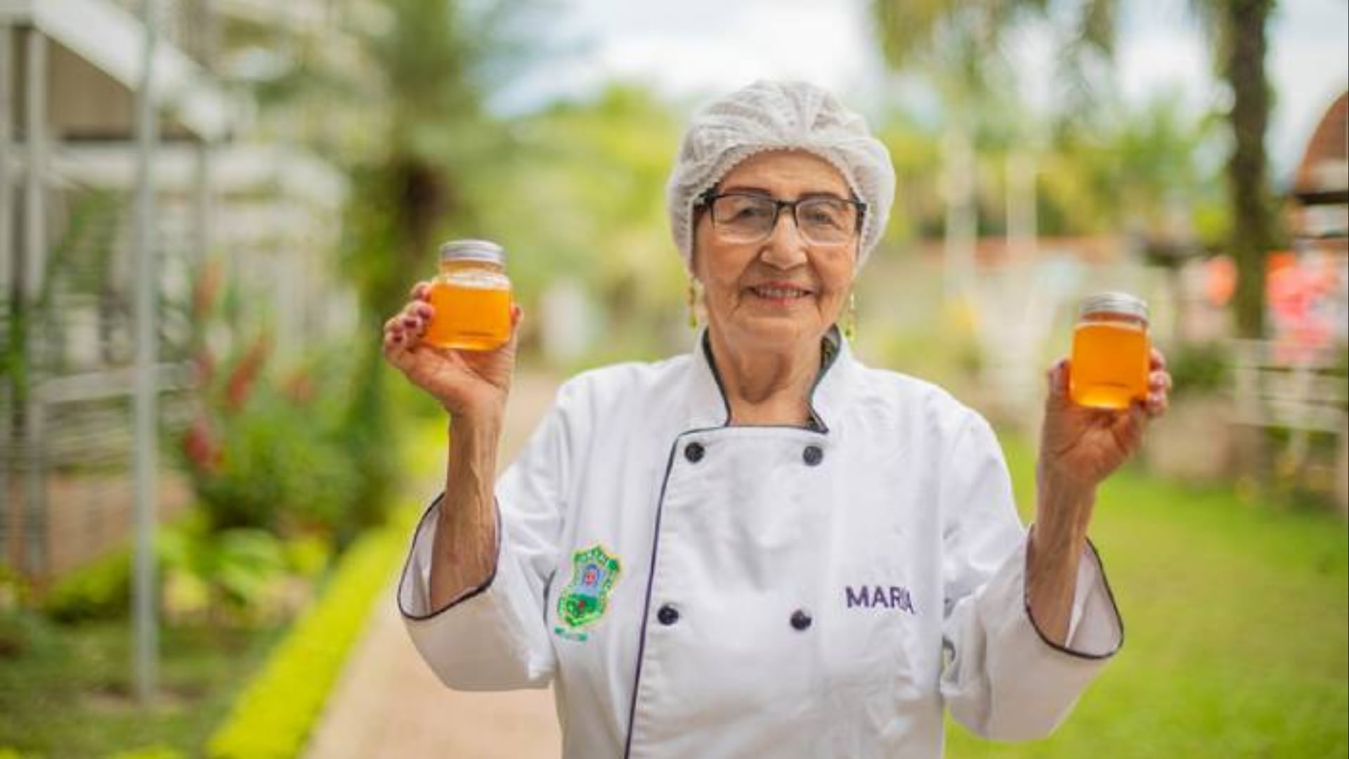 Una adulta mayor capacitada por el Pronabec exhibe frascos de miel como parte de los programas de educación superior en Perú. (Foto: Pronabec)