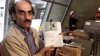 Alfred mostrando un artículo de