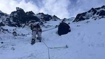 Persona subiendo al nevado de