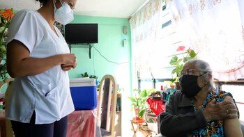 Mujer de 101 años recibió