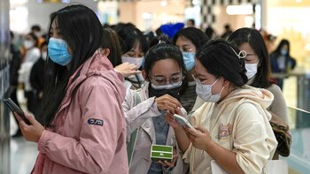 Las mujeres hacen cola para