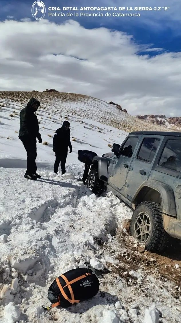 La Policía de Catamarca rescató a cinco turistas de Tucumán que habían quedado varados en Real Grande cuando su camioneta Jeep quedó inmovilizada sobre la calzada
