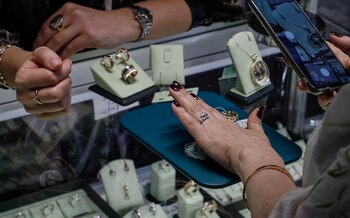 Una mujer se prueba un