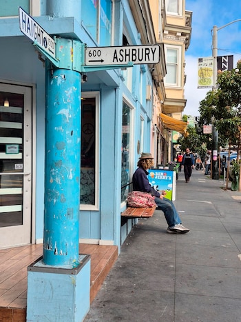 Murales y fachadas victorianas narran
