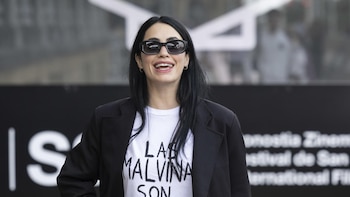 Lali Espósito lució una remera con la frase "Las Malvinas son argentinas" en su llegada al Festival de San Sebastián