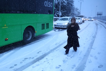 Una mujer camina por la