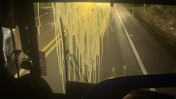 Bus de Junior fue atacado con piedras, botellas y huevos en Medellín antes de la final contra Nacional