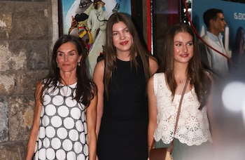 La reina Letizia, la princesa Leonor y la infanta Sofía salen del cine Rivoli tras ver 'En un lugar de la mente' (Europa Press)