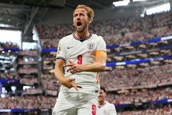 Kane anotó de penal en el minuto 11 y de cabeza en el 41, con lo que llegó a diez goles en Copas del Mundo, superando a Cristiano Ronaldo (AP Foto/Tony Gutiérrez)