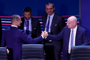 Figo testigo de un saludo entre Infantino y Ceferin en 2024 (Foto: Reuters/Gonzalo Fuentes)