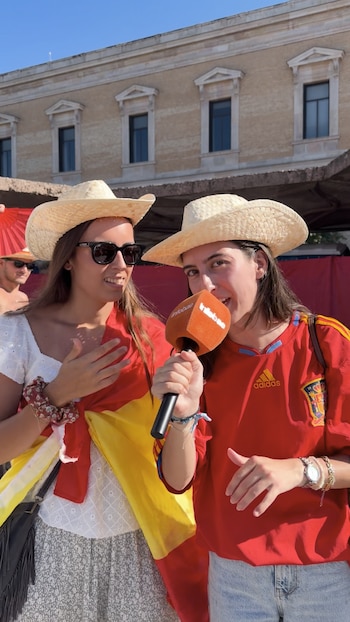 Aficionados en la Plaza de Colón antes de la final del Mundial 2026. (Paula Bastante)