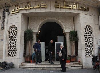 La gente se encuentra frente