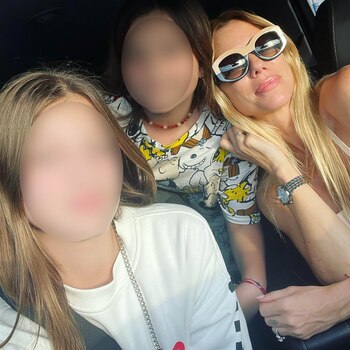 Nicole viajó con sus hijas