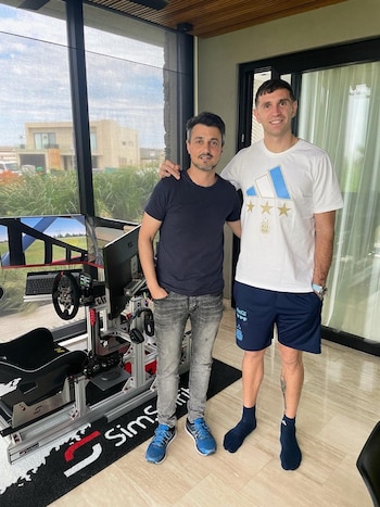 Claudio Kohler junto al Dibu