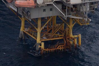 Migrantes durmiendo en la plataforma