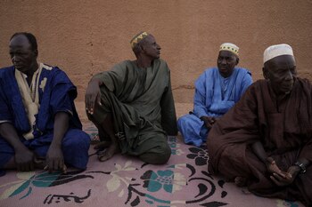 Oumar Koume, a la izquierda,