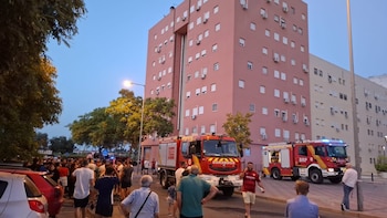 Desalojados 200 vecinos y tres afectados por el incendio de un garaje comunitario de Tomares