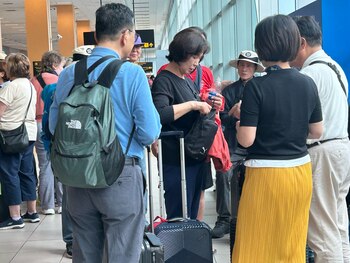 Personas aguardan reprogramación de vuelos en el aeropuerto Jorge Chávez.