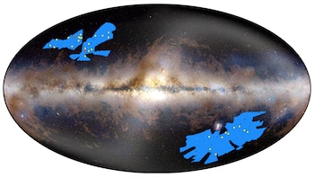 Mapa elíptico del cielo que muestra la Vía Láctea con dos zonas irregulares de color azul y múltiples puntos amarillos y rojos en su interior