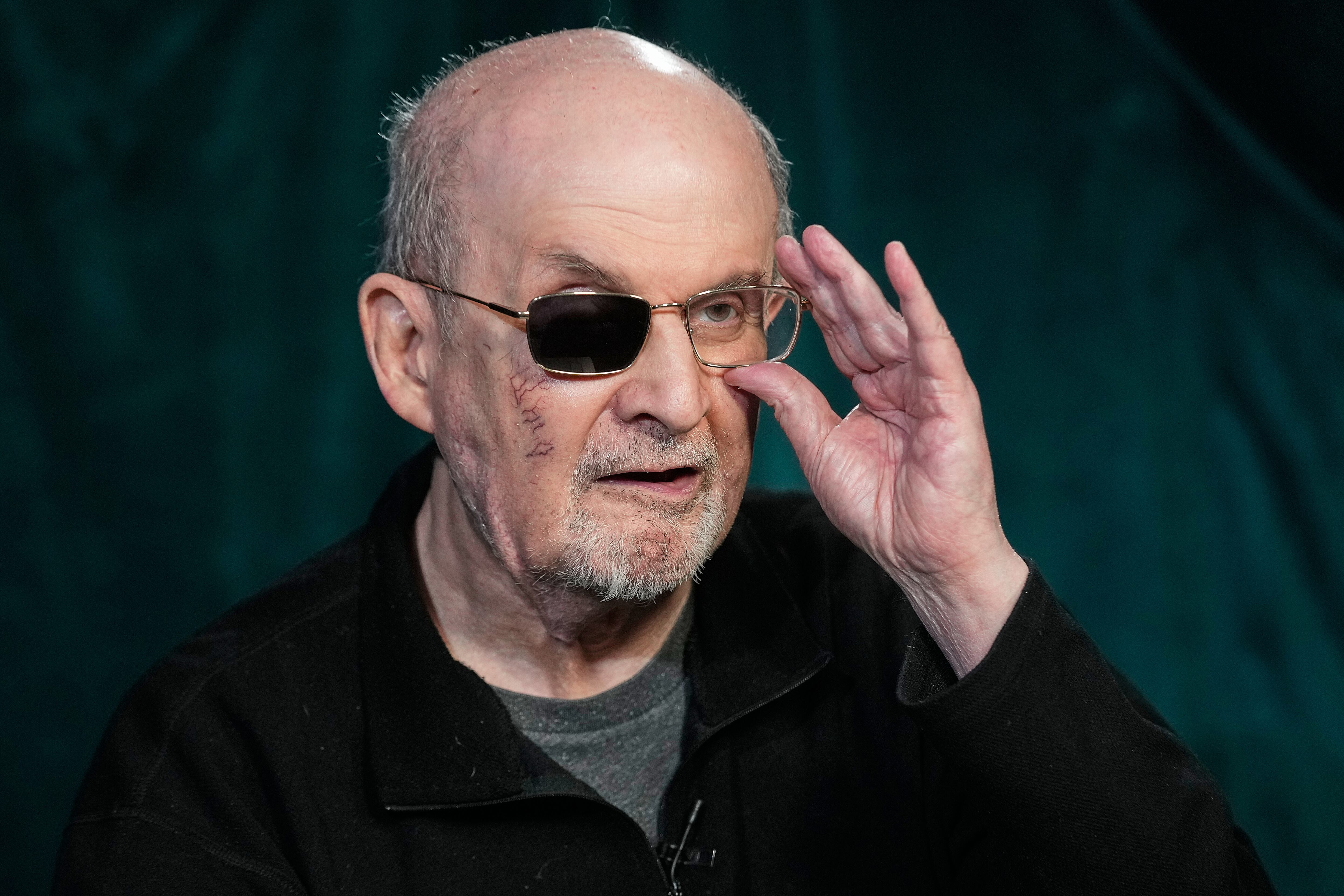 Salman Rushdie: “No quiero ser una especie de gurú u oráculo” (Foto: AP / Richard Drew)