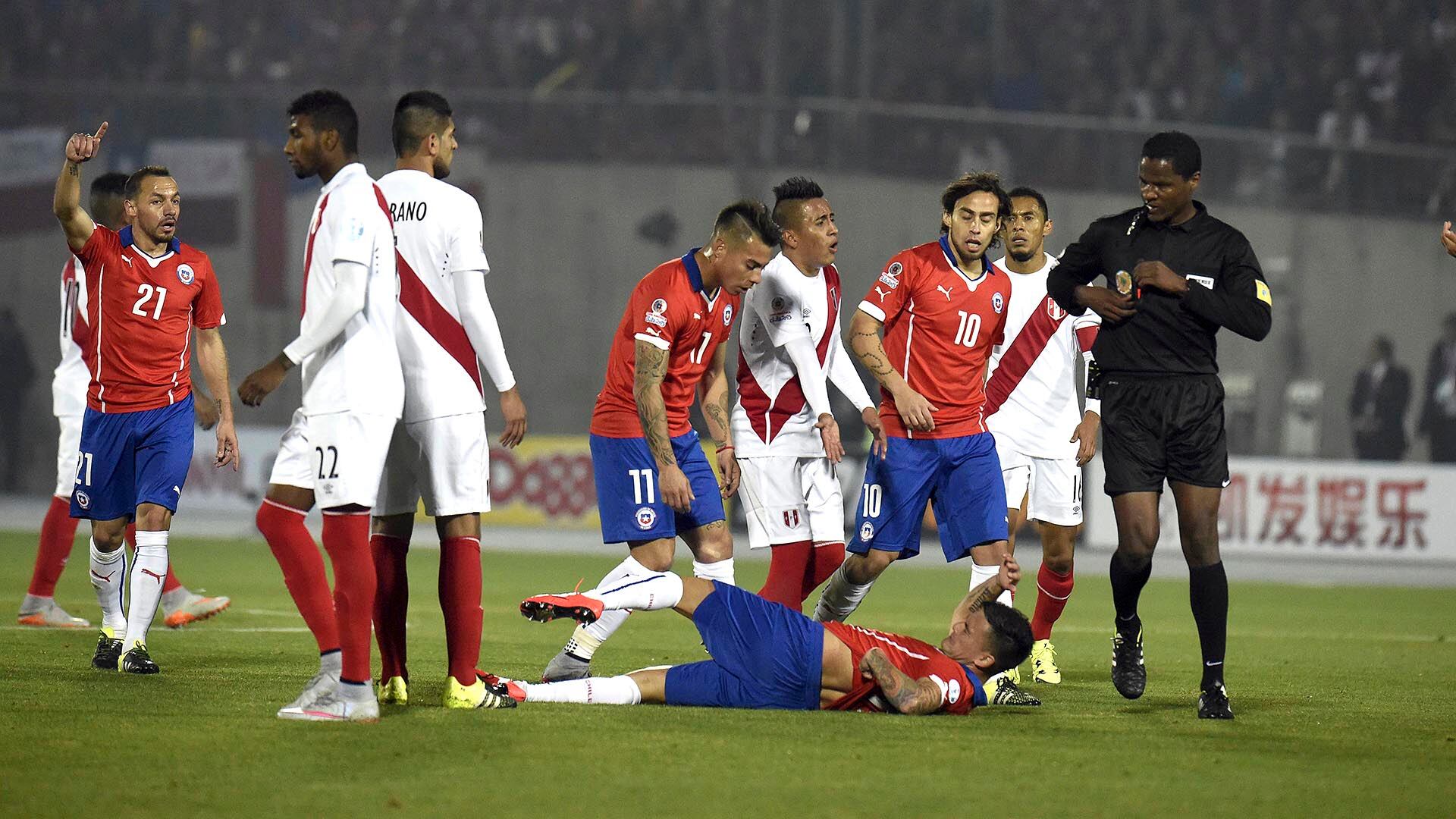 Carlos Zambrano fue expulsado ante Chile por una violenta patada en la Copa América 2015, bajo el mando de Ricardo Gareca. - créditos: AFP PHOTO / JUAN BARRETO