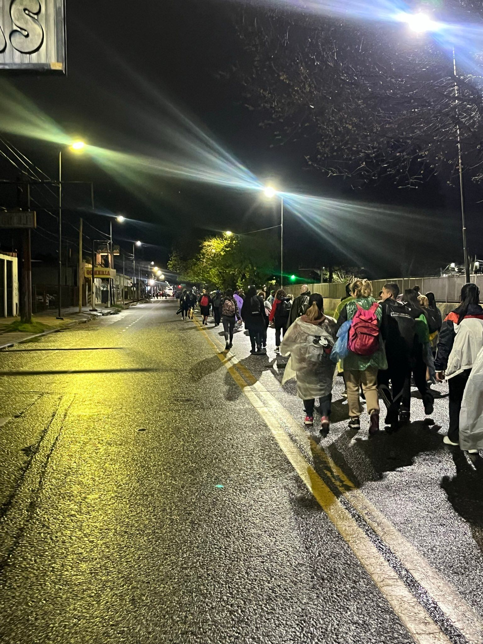 La lluvia marcó el comienzo de la 52ª Peregrinación Juvenil a Luján (X: @norlaxosu)