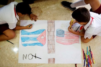 FOTO DE ARCHIVO: Niños dibujan banderas de Cuba y Estados Unidos durante el XIV Foro de la Sociedad Civil contra el embargo económico y comercial en La Habana, Cuba. 18 de octubre de 2017. REUTERS/Alexandre Meneghini