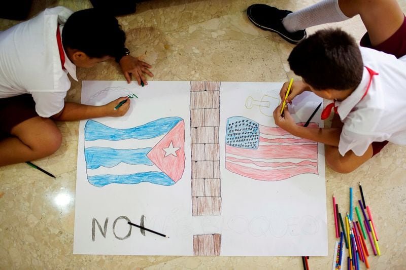 FOTO DE ARCHIVO: Niños dibujan banderas de Cuba y Estados Unidos durante el XIV Foro de la Sociedad Civil contra el embargo económico y comercial en La Habana, Cuba. 18 de octubre de 2017. REUTERS/Alexandre Meneghini