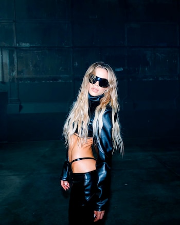 La modelo luce un atuendo