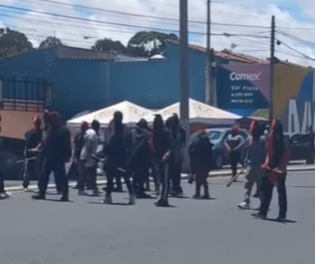 Algunos manifestantes que rechazan la continuidad de Mazariegos denunciaron presunto fraude y exigieron su salida de la USAC./ (Prensa Comunitaria)
