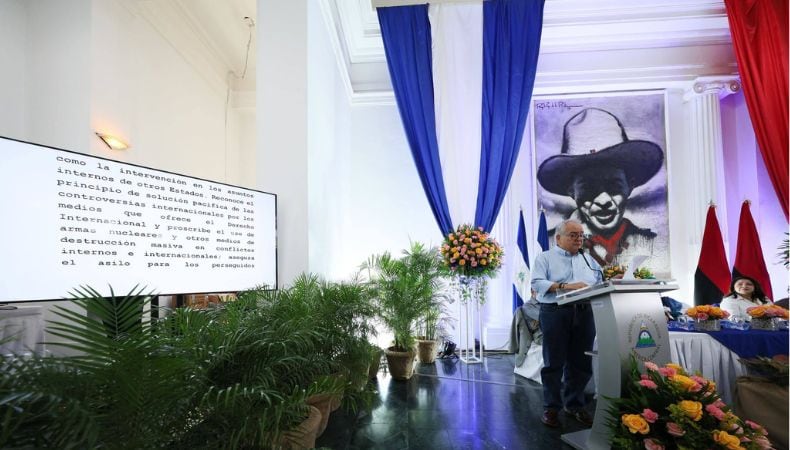 El presidente de la Asamblea Nacional, Gustavo Porras, destacó que ninguna ley emitida fuera de Nicaragua podrá surtir efecto jurídico dentro del territorio nacional.
(Retomado de: Asamblea Nacional de Nicaragua)