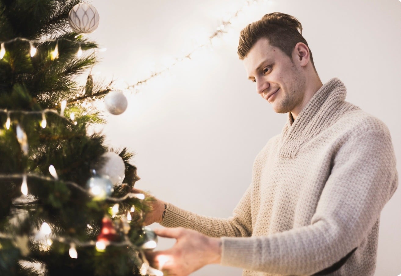 Modificar rutinas y definir límites personales permite transformar la experiencia festiva y reducir la ansiedad en encuentros familiares (Freepik)