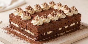 Tarta de galletas y chocolate con copetes de crema de mascarpone