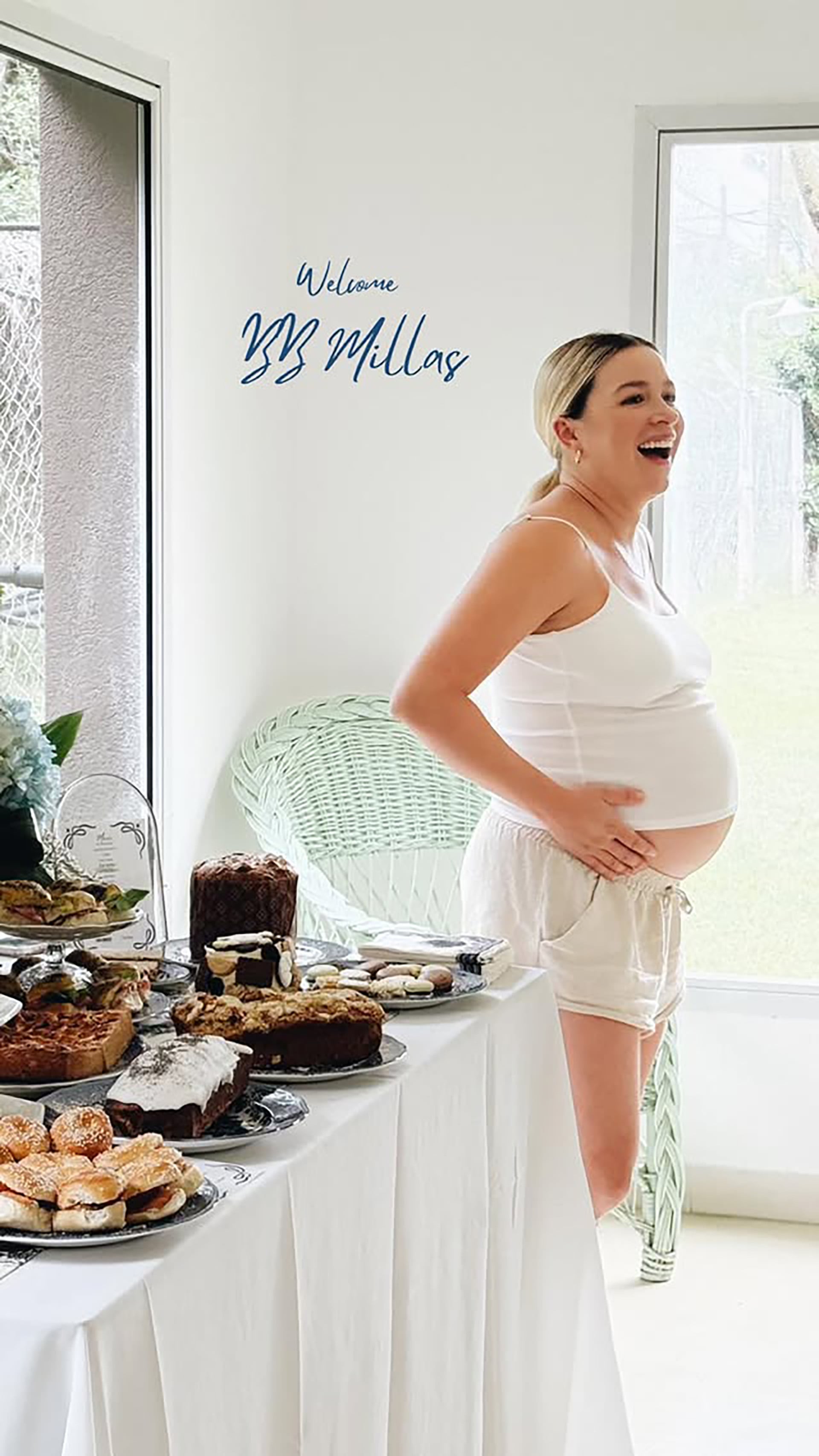 Sofía compartió una postal suya al lado de la mesa repleta de diferentes delicias