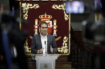 26/08/2026 El vicepresidente primero y ministro de Economía, Comercio y Empresa, Carlos Cuerpo, atiende a los medios de comunicación tras una reunión con alcaldes de los municipios afectados por los seísmos en la provincia de Granada a 26 de agosto de 2026.
POLITICA ANDALUCÍA ESPAÑA EUROPA GRANADA
ÁLEX CÁMARA / EUROPA PRESS