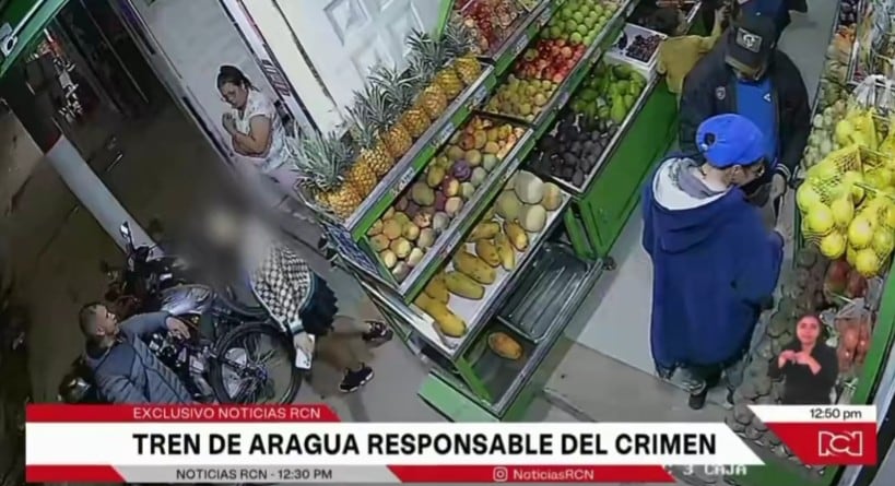 En la grabación se observa al profesor (que llegó en su motocicleta) hablar con