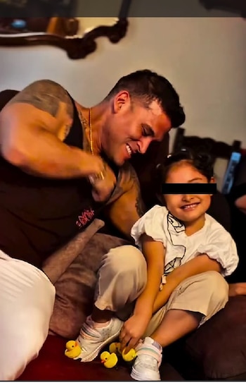 Christian Domínguez y su pequeña Cataleya. IG