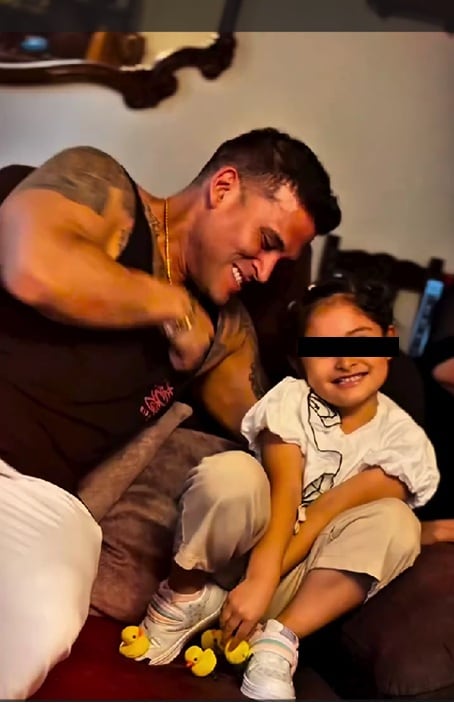 Christian Domínguez y su pequeña Cataleya. IG
